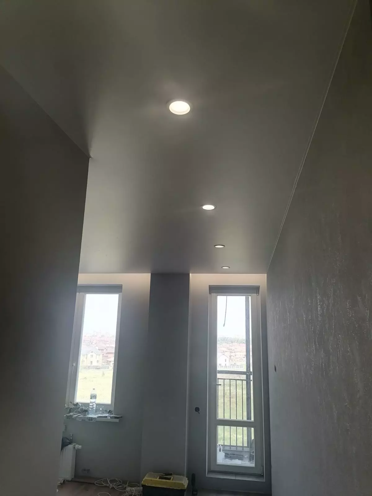 Бесшовный  натяжной потолок с точечными светильниками